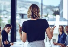 https://9253440.fs1.hubspotusercontent-na1.net/hubfs/9253440/Brunette-female-team-leader-talkingbenefits-of-leadership-training.jpg