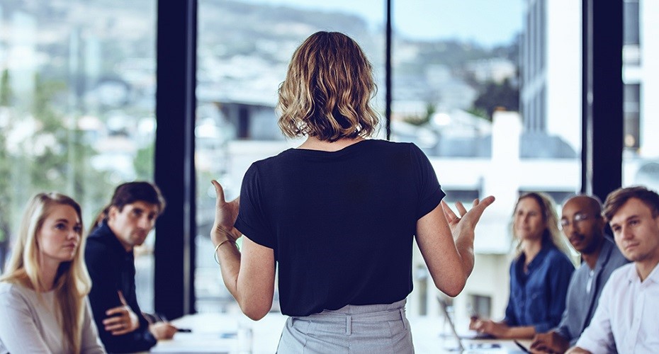 https://9253440.fs1.hubspotusercontent-na1.net/hubfs/9253440/Brunette-female-team-leader-talkingbenefits-of-leadership-training.jpg